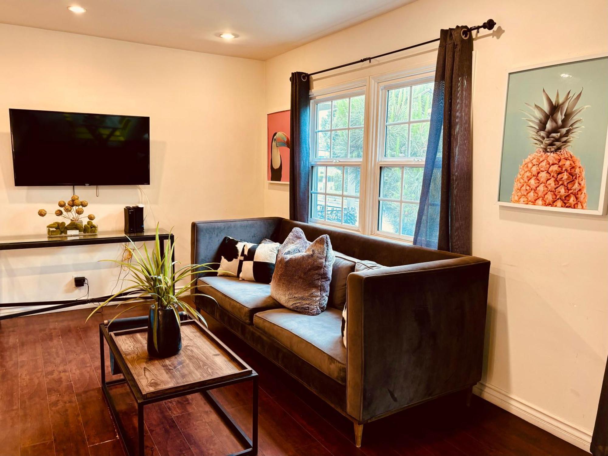 Centrally Located 2 Bed Ucla Appartamento